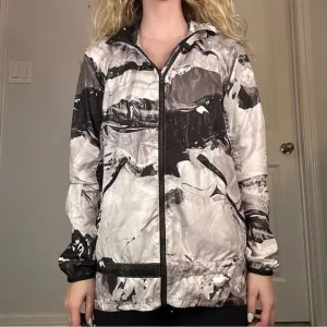Lululemon Women’s Sz 4 Miss Misty II Packable Rain Jacket in a Marbled Print